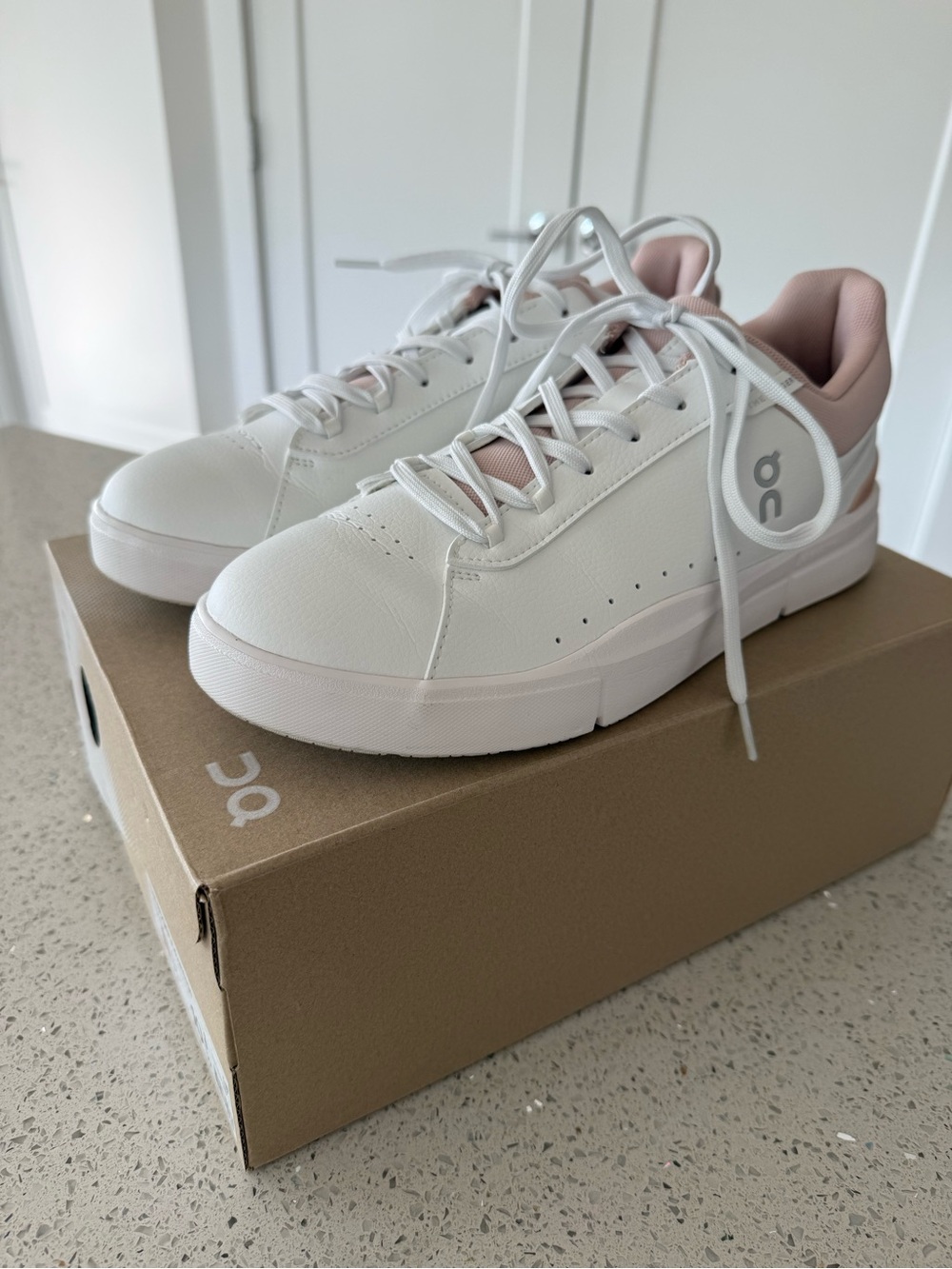 On The Roger Advantage women’s tennis shoes, rose hip/white, size 10 - Picture 4 of 4
